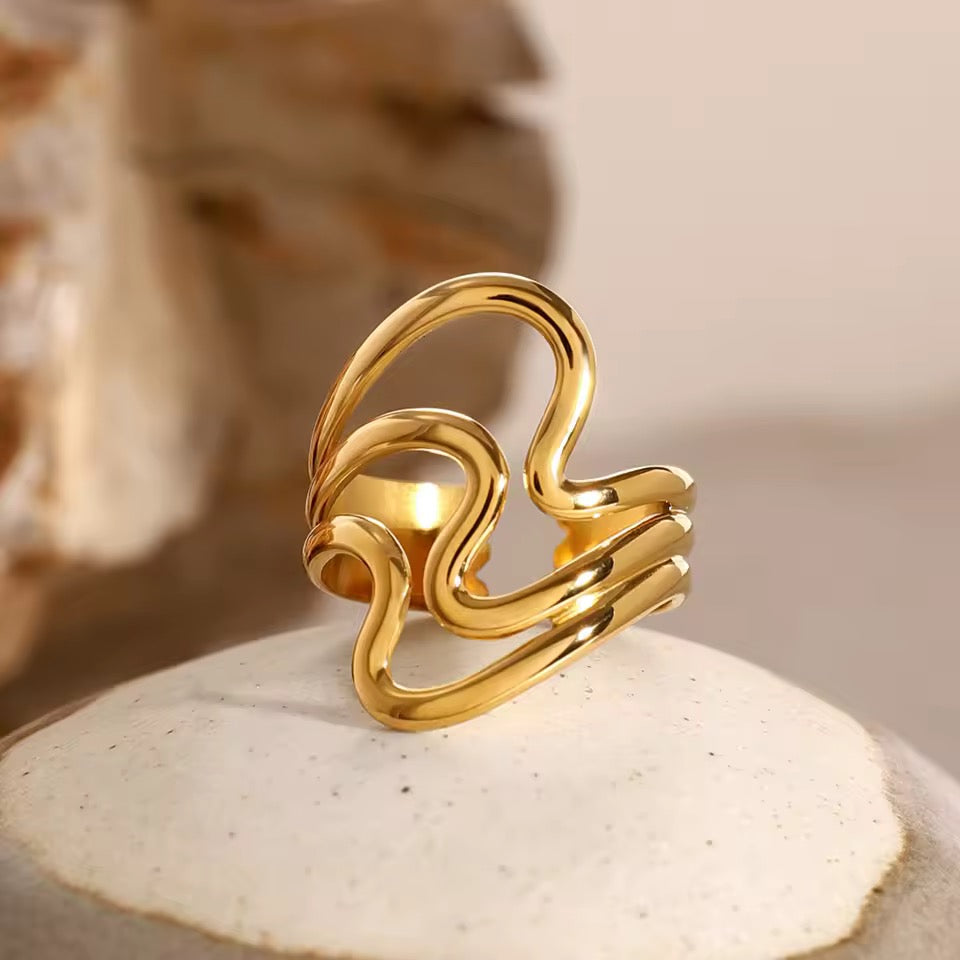 Anello elegante da donna in acciaio dorato waterproof. Misura unica 