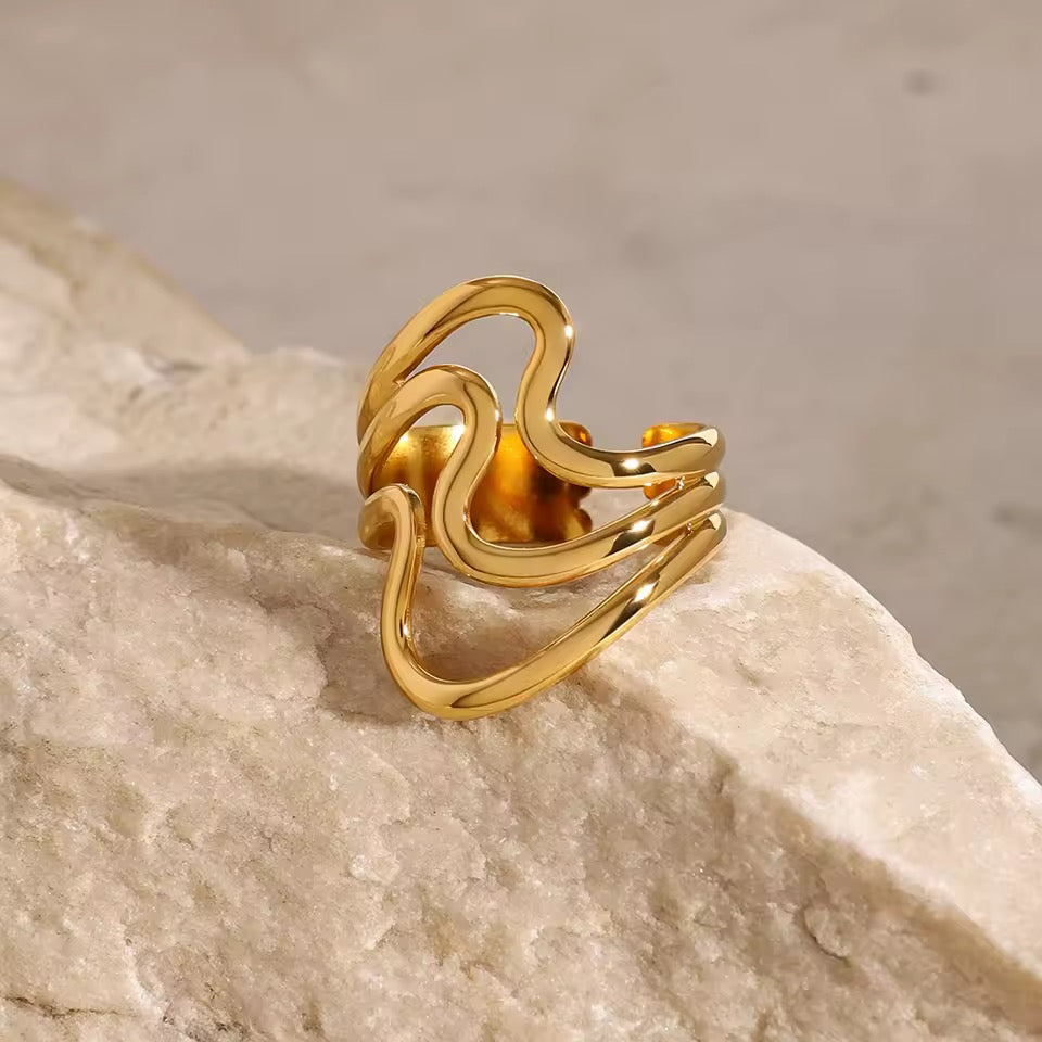 Anello elegante da donna in acciaio dorato waterproof. Misura unica 