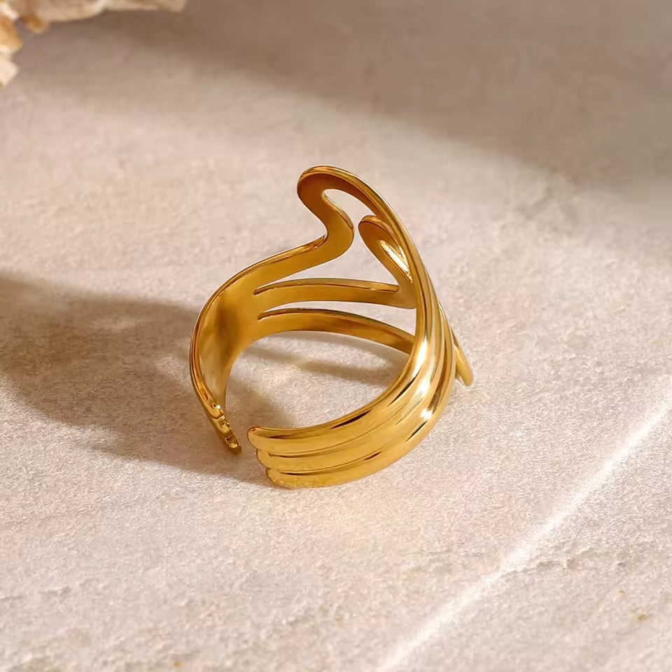 Anello elegante da donna in acciaio dorato waterproof. Misura unica 
